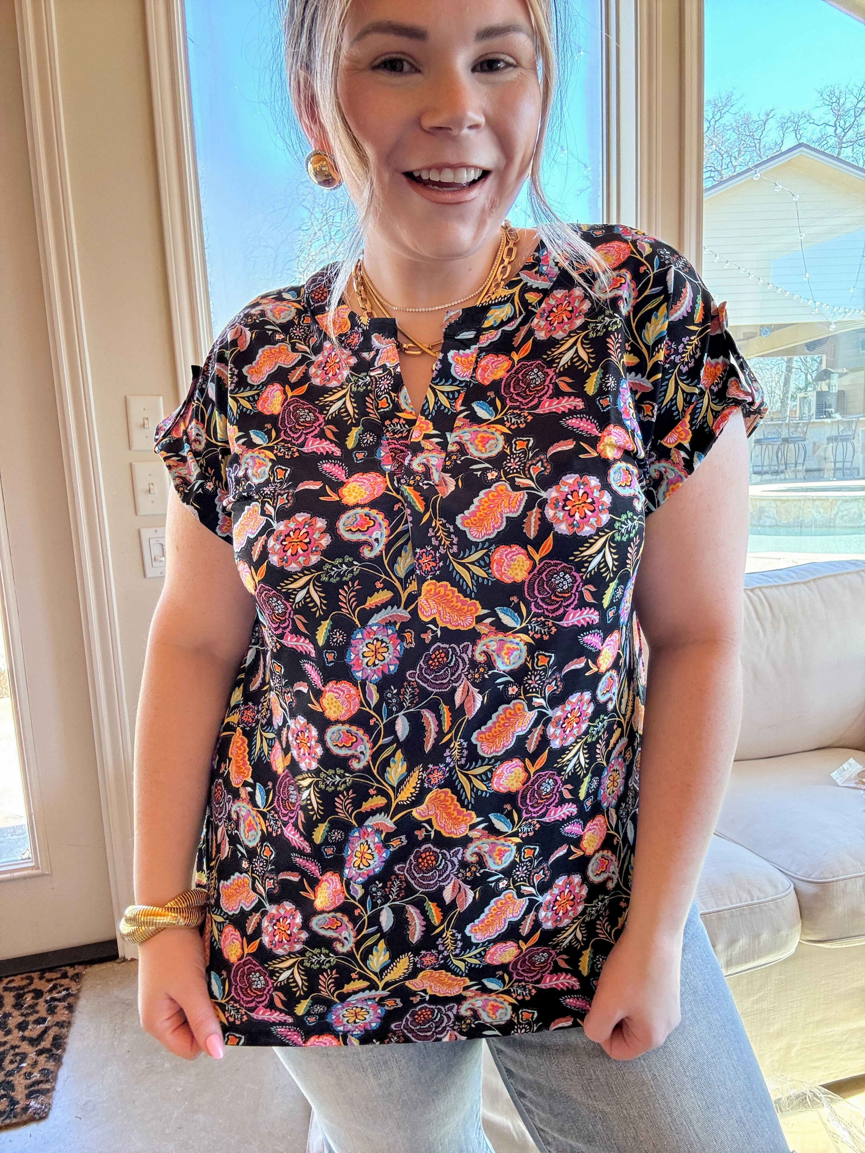 Virtual Fit Day Off Downtown Darling Floral Print Short Sleeve Tunic Top in Black Mix