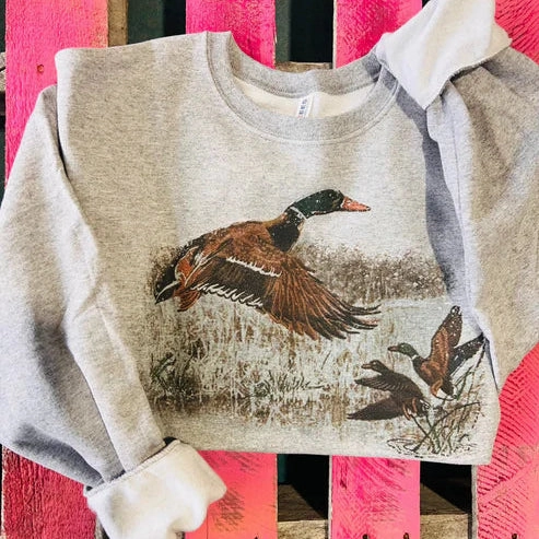 Comfort Fit Online Exclusive | Retro Duck Scenery Long Sleeve Graphic Sweatshirt in Grey