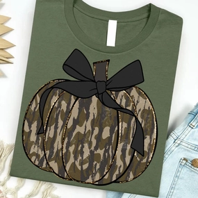 Online Exclusive | Camouflage Pumpkin Graphic on Short Sleeve Tee in Dark Green Light Flex Sporty Style