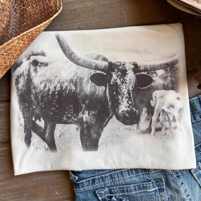 Online Exclusive | Lazy Acres Longhorn Graphic Tee in Cream Durable materials LightweightInsulation