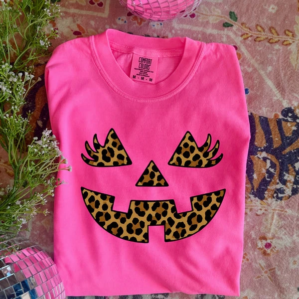 Breathable Waistband Chill Style Online Exclusive | Leopard Jack O Lantern Graphic on Short Sleeve Comfort Color Tee in Neon Pink
