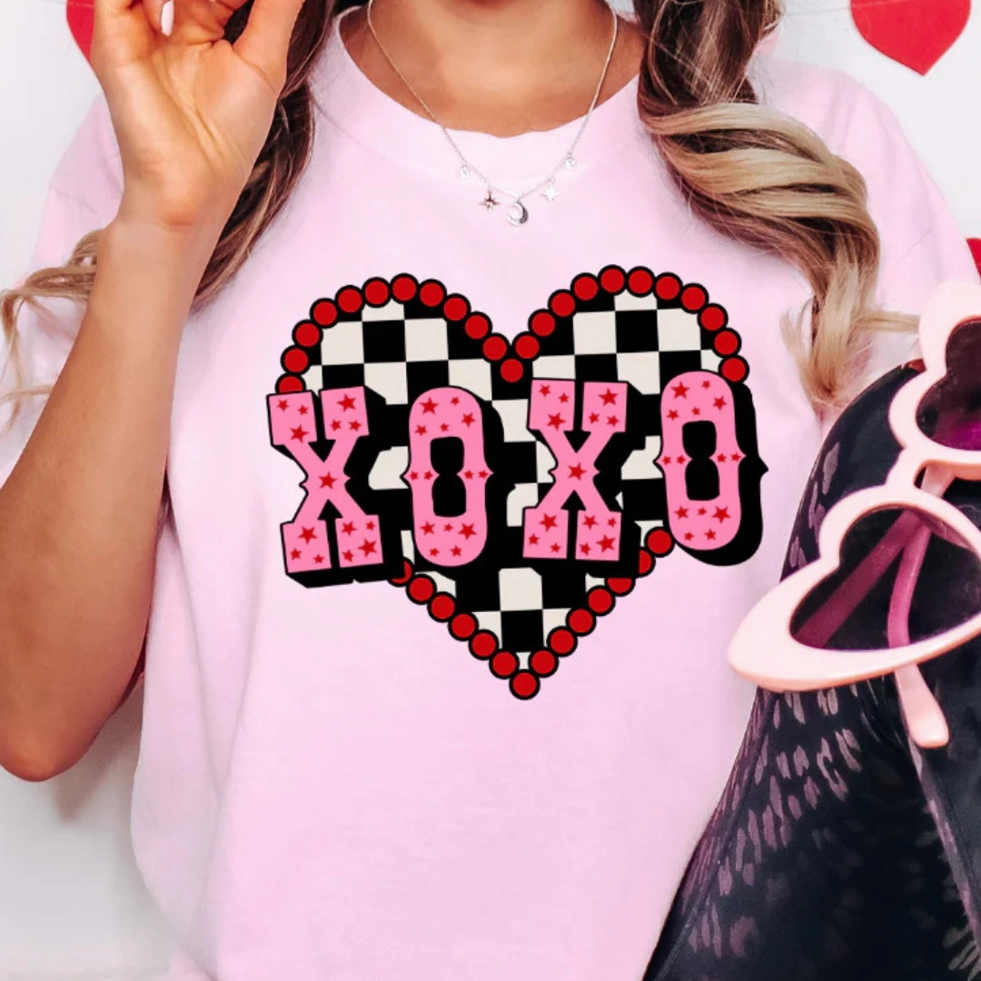 Online Exclusive | XOXO Heart on Checkered Background Graphic Tee in Pink Comfy Touch