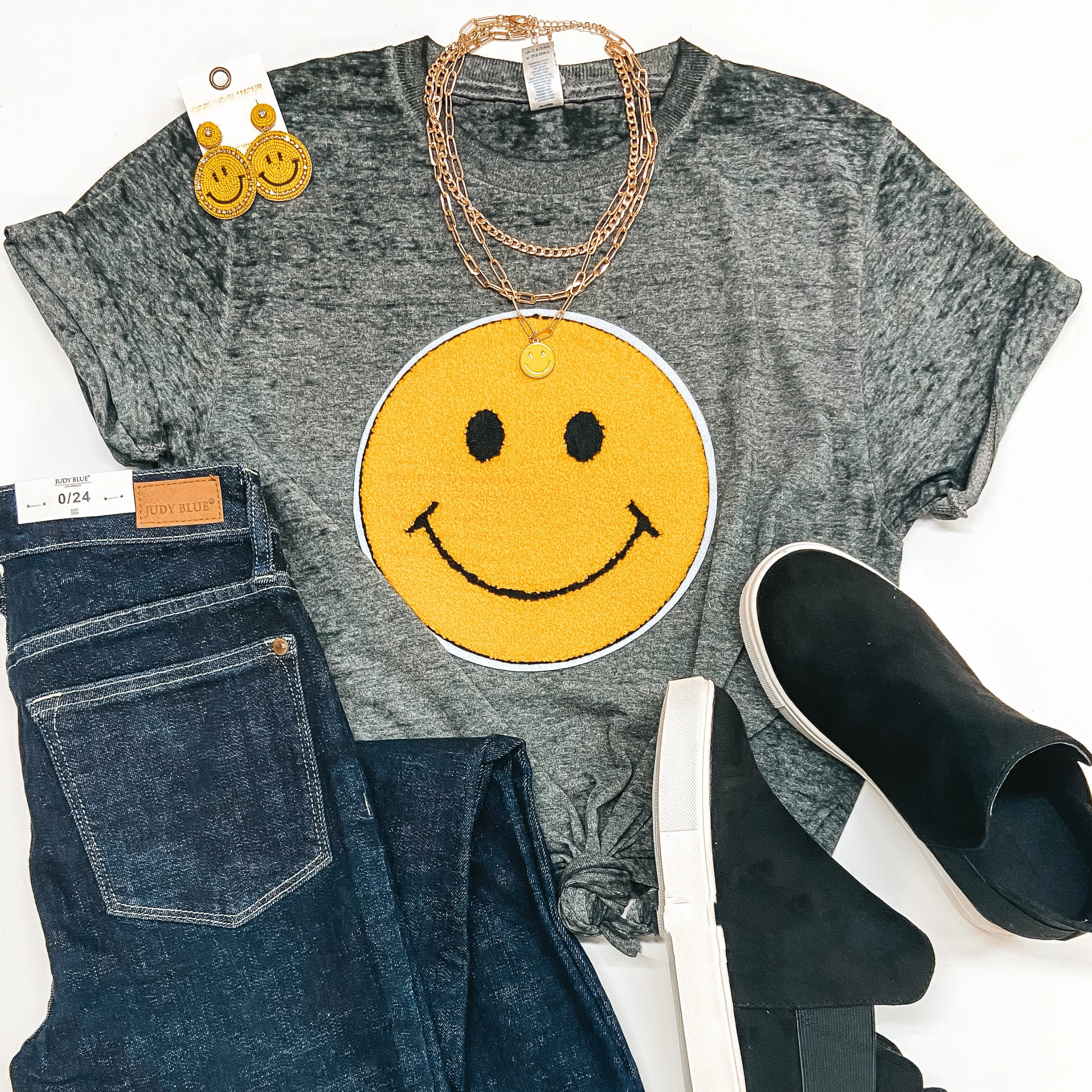 Casual Fit Foldable Hem A Smile A Day Fuzzy Happy Face Short Sleeve Graphic Tee in Grey Acid Wash