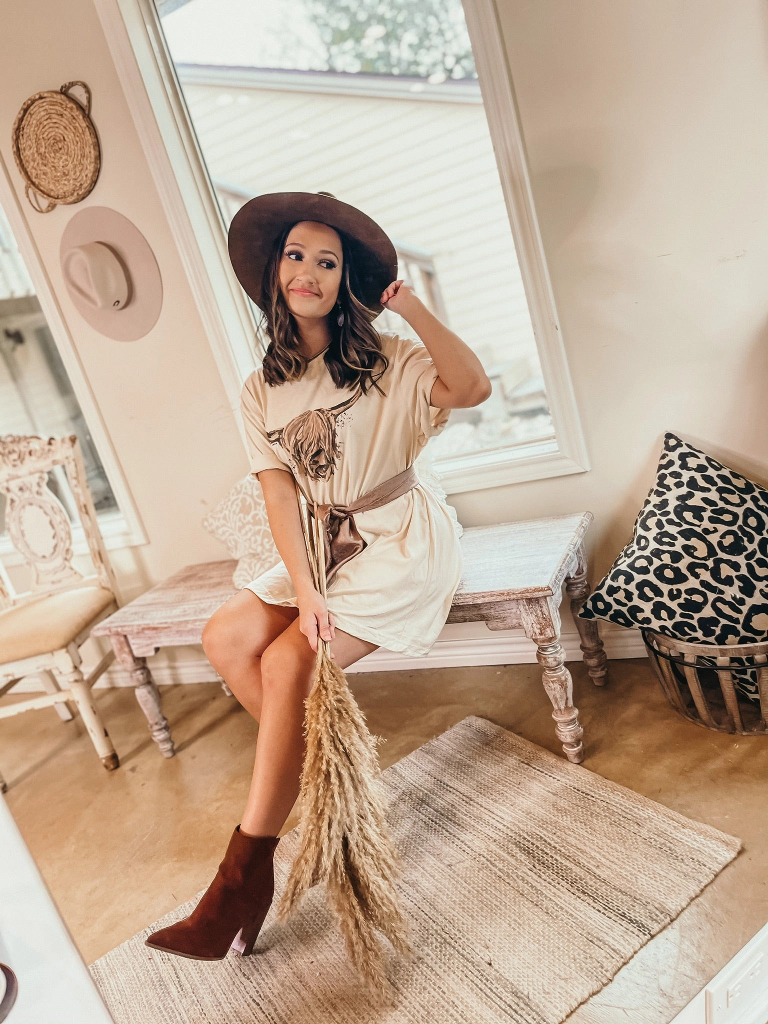 Online Exclusive | Highlander Cow Short Sleeve Graphic Tee in Cream Romance Fit