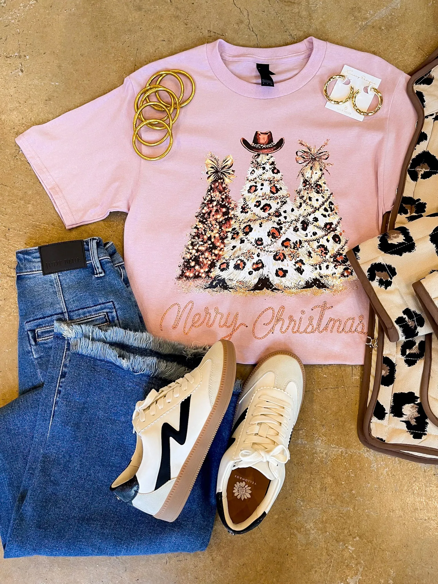 Temperature Regulating Textile Howdy Holidays Christmas Short Sleeve Graphic Tee in Pink