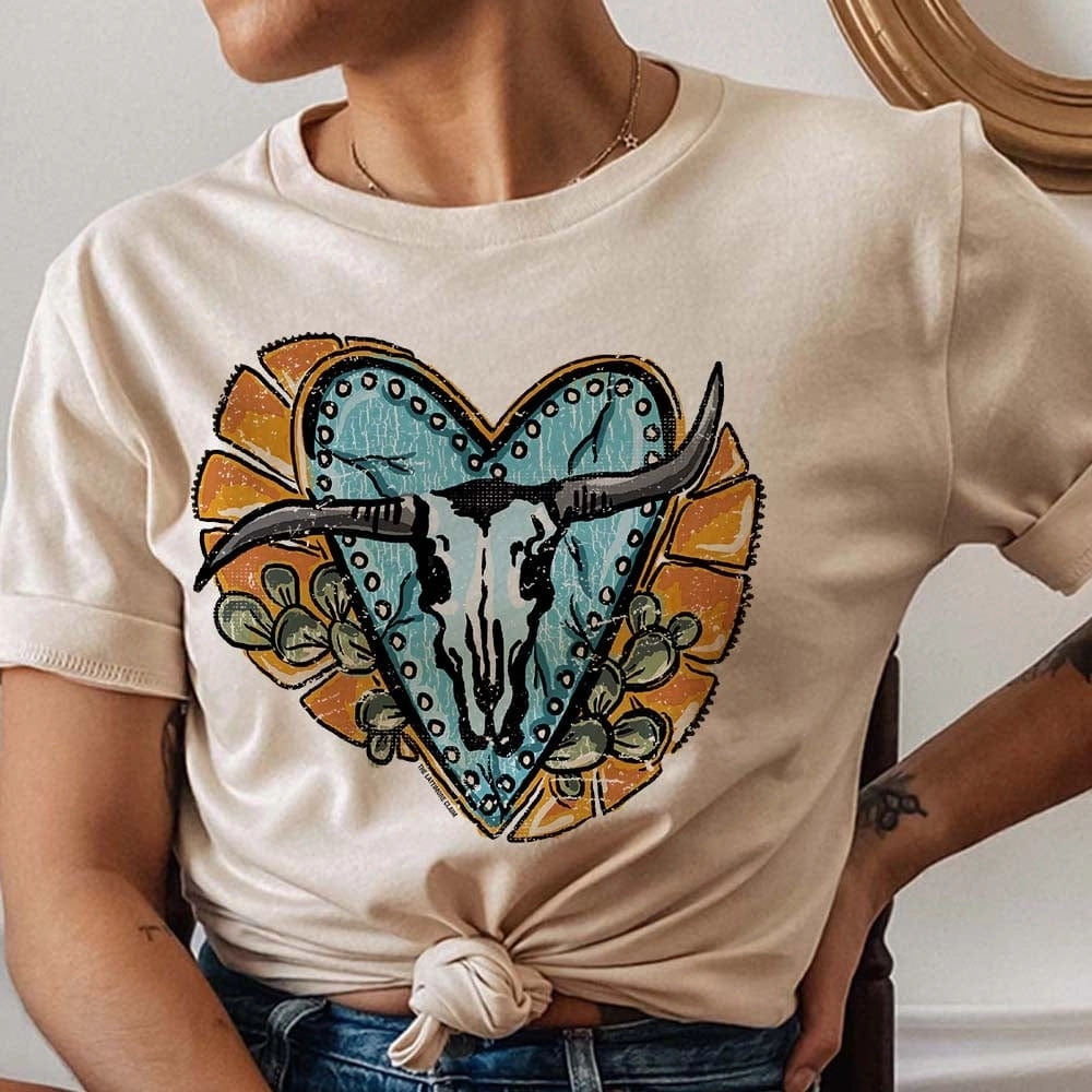 Online Exclusive | Crooked Horn Skull with Turquoise Heart Short Sleeve Graphic Tee in Cream Fashion Comfort